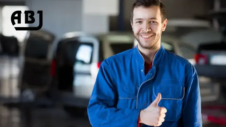 Proses distribusi ban mobil menggunakan armada pengiriman perusahaan